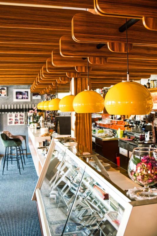 مبيت وإفطار بارشينيس Cafe Rudi Living المظهر الخارجي الصورة